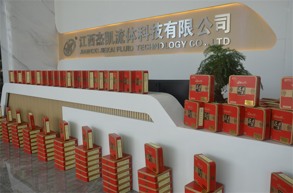 月亮拍了拍你說“中秋快樂呀”。